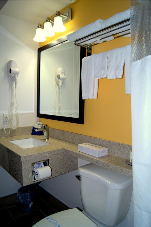 Bay Hill Inns & Suites Neepawa Buitenkant foto