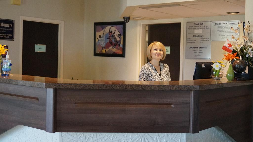 Bay Hill Inns & Suites Neepawa Buitenkant foto