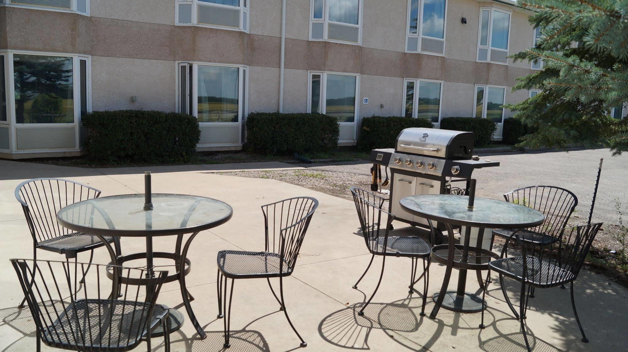 Bay Hill Inns & Suites Neepawa Buitenkant foto