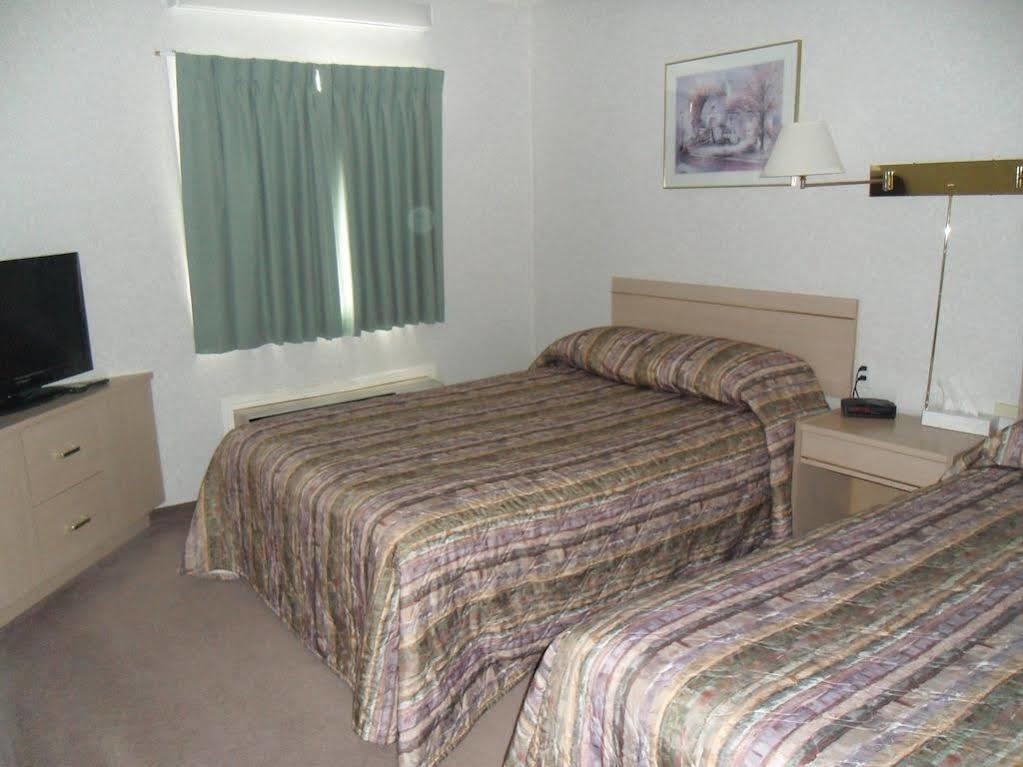 Bay Hill Inns & Suites Neepawa Buitenkant foto