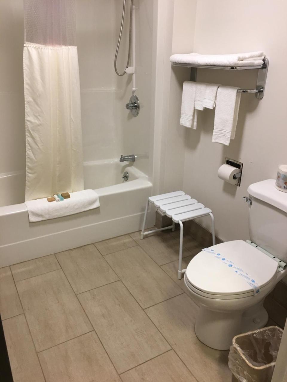 Bay Hill Inns & Suites Neepawa Buitenkant foto