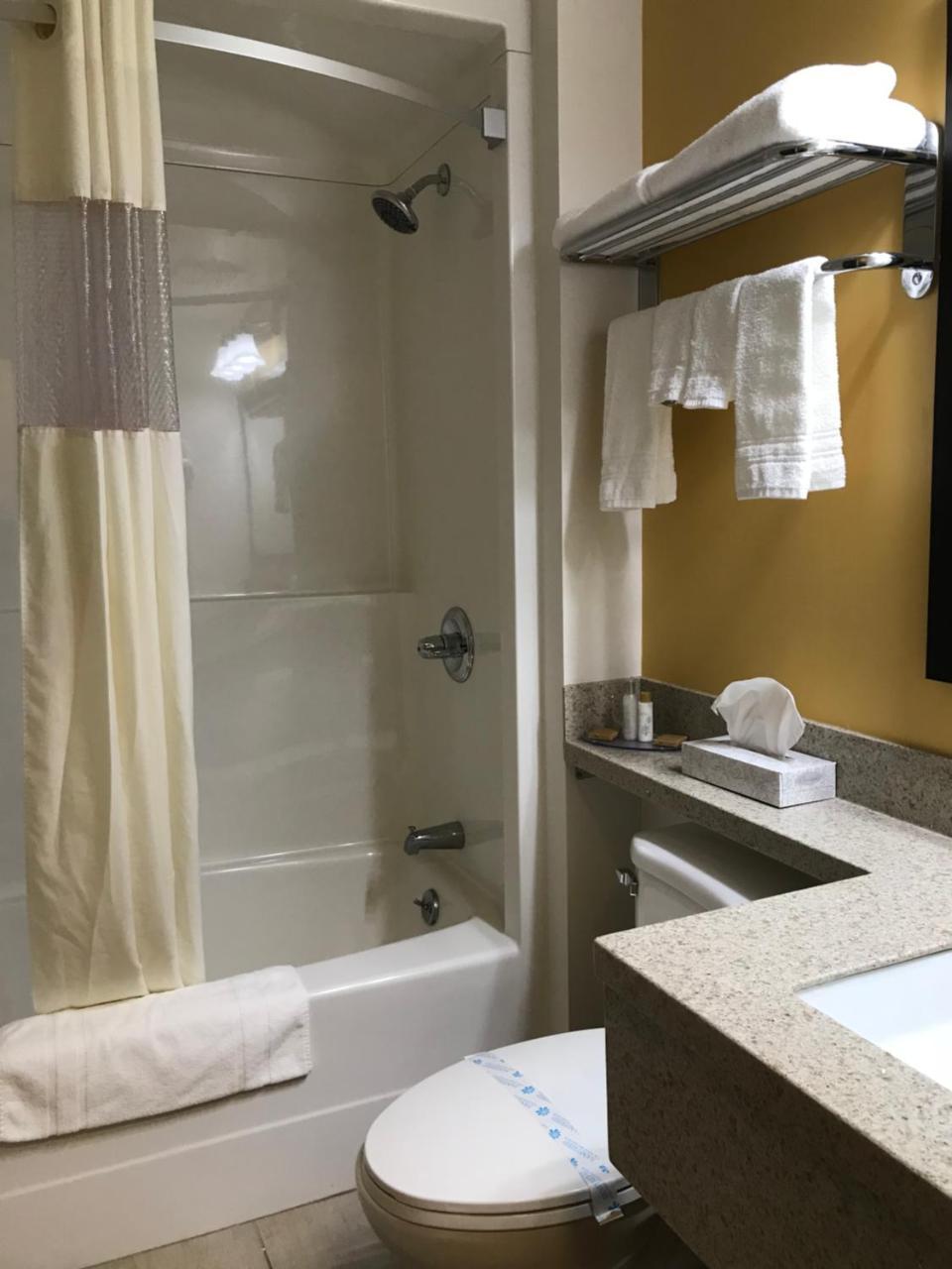 Bay Hill Inns & Suites Neepawa Buitenkant foto