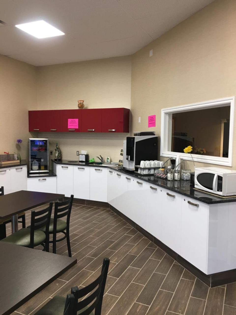 Bay Hill Inns & Suites Neepawa Buitenkant foto